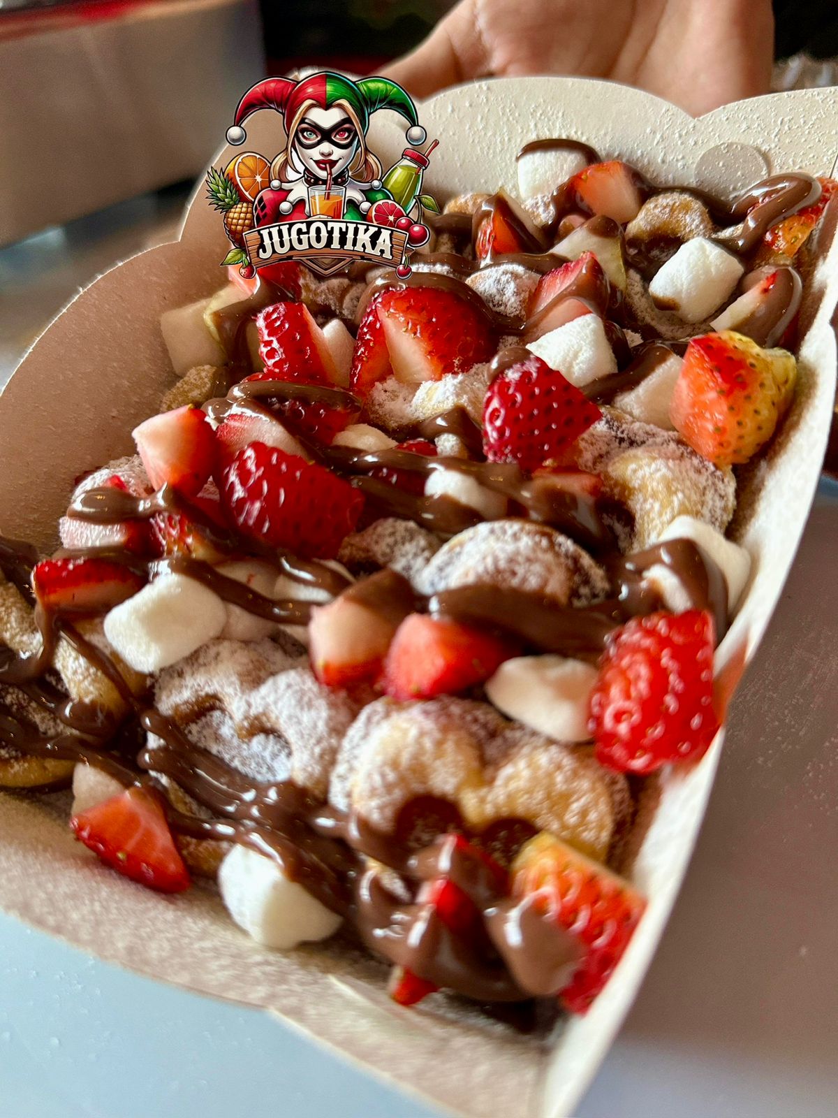 Desayuno artesanal con frutas frescas y waffles caseros